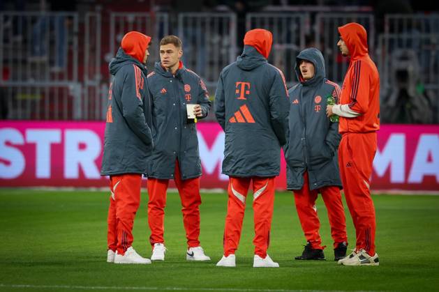 Tom Bischof 20 (FC Bayern Muenchen), Joshua Kimmich 6 (FC Bayern Muenchen), Lennart Karl 42 (FC Bayern Muenchen) und Alexandar Pavlovic 45 (FC Bayern Muenchen) auf dem Platz vor dem Spiel, FC Bayern Muenchen vs. 1. FSV Mainz 05, Fussball, Bundesliga, DFL, Saison 2025 2026, Hinrunde, 14. Spieltag, 14.12.2025 DFB regulations prohibit any use of photographs as image sequences and or quasi-video Muenchen Bayern Deutschland