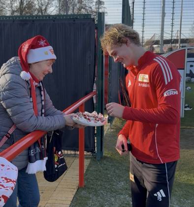 Fußball, Herren, Saison 2025 2026, 1. Bundesliga, 1. FC Union Berlin, Training, eine Anhängerin verschenkte nach dem letzten öffentlichen Training des Jahres Weihnachtsmänner an die Mannschaft, im Bild: Tom Rothe (1. FC Union Berlin), 16.12. 2025, Copyright: xMatthiasxKochx