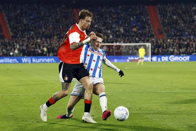 ROTTERDAM - (l-r) Luciano Valente of Feyenoord, Ringo Meerveld of SC Heerenveen during the KNVB Cup match between Feyenoord and SC Heerenveen at Feyenoord Stadium De Kuip on December 17, 2025, in Rotterdam, Netherlands. ANP MAURICE VAN STEEN Dutch Cup second round 2025-2026 xVIxANPxSportx xxANPxIVx 545158458 originalFilename: 545158458
