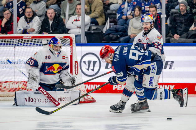 Ryan Murphy (EHC Red Bull Muenchen, 24) verteidigt gegen Sebastian Uvira (Schwenninger Wild Wings, 93) vor dem Tor von Antoine Bibeau (Torwart, EHC Red Bull Muenchen, 30) GER, EHC Red Bull Muenchen vs. Schwenninger Wild Wings, Eishockey, DEL, 29. Spieltag, Saison 2025 2026, 18.12.2025. GER, EHC Red Bull Muenchen vs. Schwenninger Wild Wings, Eishockey, DEL, 29. Spieltag, Saison 2025 2026, 18.12.2025. Muenchen Copyright: xEibner-Pressefoto HeikexFeinerx EP_HFR