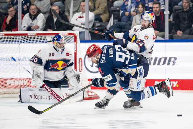 Ryan Murphy (EHC Red Bull Muenchen, 24) verteidigt gegen Sebastian Uvira (Schwenninger Wild Wings, 93) vor dem Tor von Antoine Bibeau (Torwart, EHC Red Bull Muenchen, 30) GER, EHC Red Bull Muenchen vs. Schwenninger Wild Wings, Eishockey, DEL, 29. Spieltag, Saison 2025 2026, 18.12.2025. GER, EHC Red Bull Muenchen vs. Schwenninger Wild Wings, Eishockey, DEL, 29. Spieltag, Saison 2025 2026, 18.12.2025. Muenchen Copyright: xEibner-Pressefoto HeikexFeinerx EP_HFR