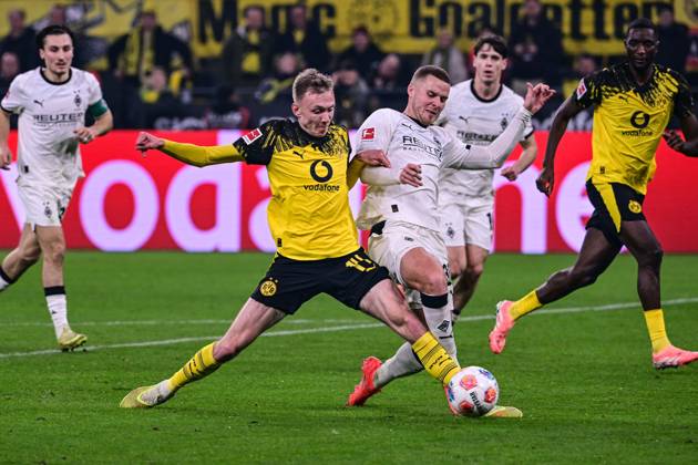 Maximilian Beier 14 (Borussia Dortmund) im Zweikampf mit Nico Elvedi 30 (Borussia Mönchengladbach), Borussia Dortmund vs. Borussia Moenchengladbach, Fussball, 1. Bundesliga, 15. Spieltag, 19.12.2025 DFB regulations prohibit any use of photographs as image sequences and or quasi-video Dortmund Nordrhein-Westfalen Deutschland