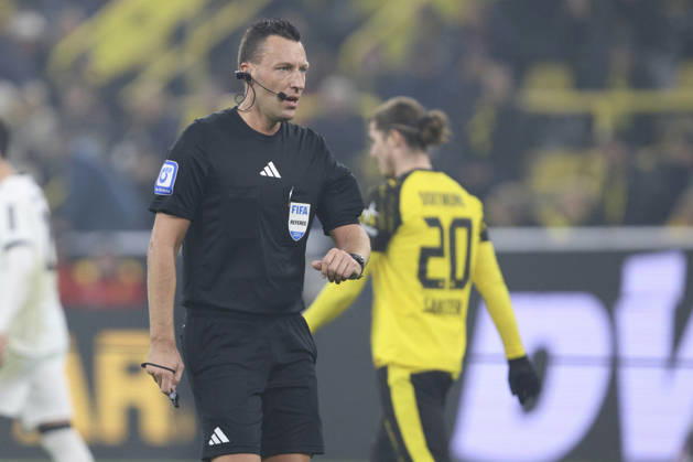 Schiedsrichter Sven Jablonski schaut waehrend des spiels der Bundesliga zwischen Borussia Dortmund und Borussia Mönchengladbach, Signal Iduna Park am 19. December 2025 in Dortmund, Deutschland. (Foto von Oliver Kaelke DeFodi Images) +++ Schiedsrichter Sven Jablonski looks on during the Bundesliga match between Borussia Dortmund and Borussia Mönchengladbach at Signal Iduna Park on December 19, 2025 in Dortmund, Germany. (Photo by Oliver Kaelke DeFodi Images) DFL regulations prohibit any use of photographs as image sequences and or quasi-video. (Photo by Oliver Kaelke DeFodi Images) -