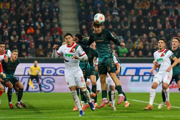 im Zweikampf, Aktion, mit Fabian Rieder 32 (FC Augsburg), Niklas Stark 4 (SV Werder Bremen), FC Augsburg vs. SV Werder Bremen, Fussball, 1. Bundesliga, 15. Spieltag, 20.12.2025 DFB regulations prohibit any use of photographs as image sequences and or quasi-video Augsburg Bayern Deutschland