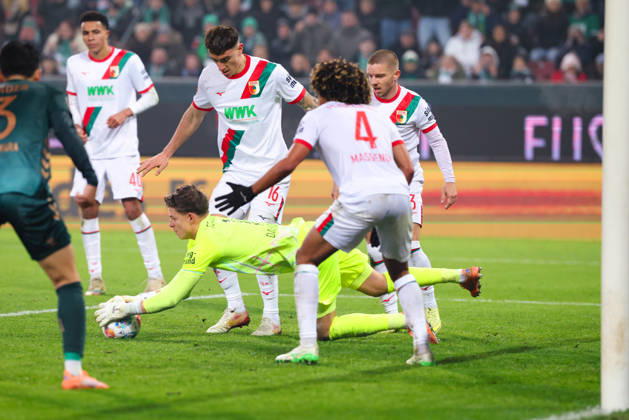 Finn Dahmen (1, FC Augsburg) hält den Ball sicher beim Spiel zwischen FC Augsburg v SV Werder Bremen, Fußball, Herren, Bundesliga, 2025 2026, 15.Spieltag am 20.12.2025 in Augsburg, WWK-Arena. DFL and DFB regulations prohibit any use of photographs as image sequences and or quasi-video. Bayern Deutschland