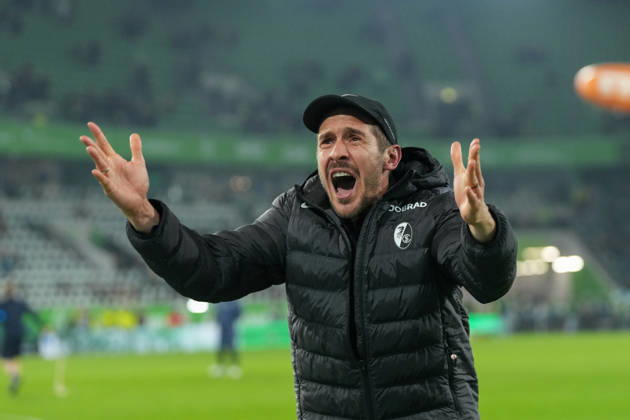 Julian Schuster (SC Freiburg, Trainer), Jubel, Emotionen nach dem Sieg , Deutschland, Fussball, 1. Bundesliga, 15.Spieltag, 2025 2026, VfL Wolfsburg vs. SC Freiburg, 20.12.2025, Volkswagen Arena, Wolfsburg, Deutschland DFL REGULATIONS PROHIBIT ANY USE OF PHOTOGRAPHS AS IMAGE SEQUENCES AND OR QUASI-VIDEO. Wolfsburg Volkswagen Arena Niedersachsen Deutschland Copyright: xArnexAmbergx