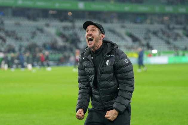 Julian Schuster (SC Freiburg, Trainer), Jubel, Emotionen nach dem Sieg , Deutschland, Fussball, 1. Bundesliga, 15.Spieltag, 2025 2026, VfL Wolfsburg vs. SC Freiburg, 20.12.2025, Volkswagen Arena, Wolfsburg, Deutschland DFL REGULATIONS PROHIBIT ANY USE OF PHOTOGRAPHS AS IMAGE SEQUENCES AND OR QUASI-VIDEO. Wolfsburg Volkswagen Arena Niedersachsen Deutschland Copyright: xArnexAmbergx