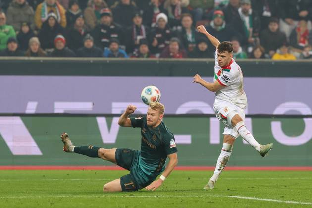 im Zweikampf, Aktion, mit Robin Fellhauer 19 (FC Augsburg), Marco Gruell 17 SV Werder Bremen, FC Augsburg vs. SV Werder Bremen, Fussball, 1. Bundesliga, 15. Spieltag, 20.12.2025 DFB regulations prohibit any use of photographs as image sequences and or quasi-video Augsburg Bayern Deutschland