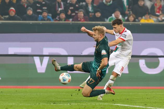 im Zweikampf, Aktion, mit Robin Fellhauer 19 (FC Augsburg), Marco Gruell 17 SV Werder Bremen, FC Augsburg vs. SV Werder Bremen, Fussball, 1. Bundesliga, 15. Spieltag, 20.12.2025 DFB regulations prohibit any use of photographs as image sequences and or quasi-video Augsburg Bayern Deutschland