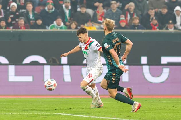 im Zweikampf, Aktion, mit Robin Fellhauer 19 (FC Augsburg), Marco Gruell 17 SV Werder Bremen, FC Augsburg vs. SV Werder Bremen, Fussball, 1. Bundesliga, 15. Spieltag, 20.12.2025 DFB regulations prohibit any use of photographs as image sequences and or quasi-video Augsburg Bayern Deutschland