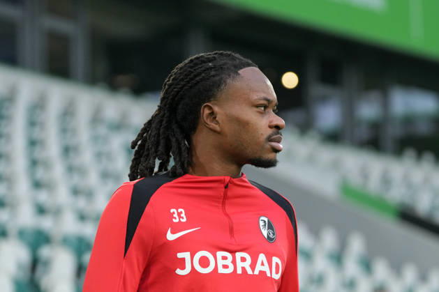 Jordy Makengo (SC Freiburg, 33) , Deutschland, Fussball, 1. Bundesliga, 15.Spieltag, 2025 2026, VfL Wolfsburg vs. SC Freiburg, 20.12.2025, Volkswagen Arena, Wolfsburg, Deutschland DFL REGULATIONS PROHIBIT ANY USE OF PHOTOGRAPHS AS IMAGE SEQUENCES AND OR QUASI-VIDEO. Wolfsburg Volkswagen Arena Niedersachsen Deutschland Copyright: xArnexAmbergx