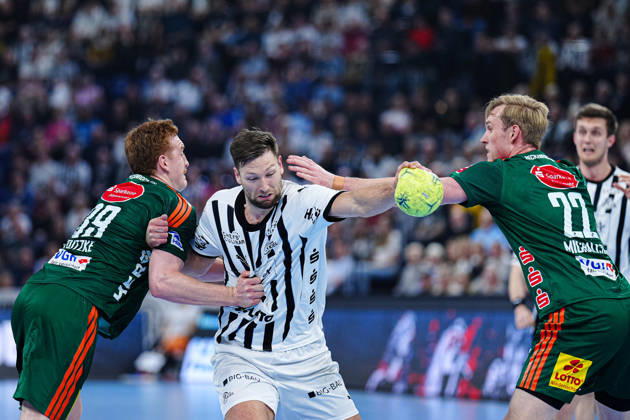 Lukas Stutzke (TSV Hannover-Burgdorf, 39), Harald Reinkind (THW Kiel, 06), Marian Michalczik (TSV Hannover-Burgdorf, 22) GER, THW Kiel vs. TSV Hannover-Burgdorf, Handball, 1. Bundesliga, Spieltag 18, Saison 2025 2026, 20.12.2025 GER, THW Kiel vs. TSV Hannover-Burgdorf, Handball, 1. Bundesliga, Spieltag 18, Saison 2025 2026, 20.12.2025 Kiel Copyright: xEibner-Pressefoto MarcelxvonxFehrnx EP_MFN