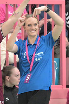 Miriam Hirsch (TusSies Metzingen, Trainerin) gib Anweisung an sein Team TusSies Metzingen vs. VfL Oldenburg, Handball, Alsco HBF, 11.Ligaspieltag, Saison 2025 2026, 21.12.2025 TusSies Metzingen vs. VfL Oldenburg, Handball, Alsco HBF, 11.Ligaspieltag, Saison 2025 2026, 21.12.2025 Tuebingen Copyright: xEibner-Pressefoto TobiasxBaurx EP_TBR