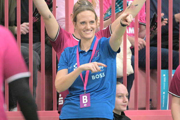 Miriam Hirsch (TusSies Metzingen, Trainerin) jubelt TusSies Metzingen vs. VfL Oldenburg, Handball, Alsco HBF, 11.Ligaspieltag, Saison 2025 2026, 21.12.2025 TusSies Metzingen vs. VfL Oldenburg, Handball, Alsco HBF, 11.Ligaspieltag, Saison 2025 2026, 21.12.2025 Tuebingen Copyright: xEibner-Pressefoto TobiasxBaurx EP_TBR