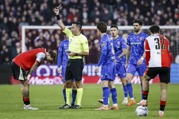 ROTTERDAM (l-r) Luciano Valente of Feyenoord receives a red card from referee Dennis Higler during the Dutch Eredivisie match between Feyenoord and FC Twente at Feyenoord Stadion de Kuip on December 21, 2025 in Rotterdam, Netherlands. ANP BAS CZERWINSKI Eredivisie 2025-2026 xVIxANPxSportx xxANPxIVx 545497346 originalFilename: 545497346