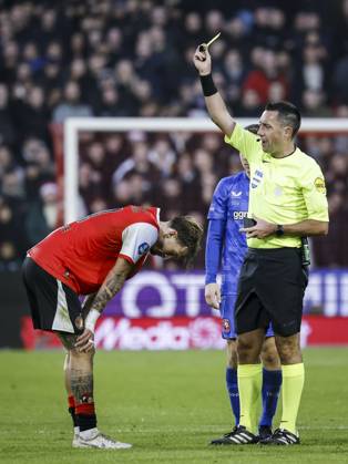 ROTTERDAM (l-r) Luciano Valente of Feyenoord receives a red card from referee Dennis Higler during the Dutch Eredivisie match between Feyenoord and FC Twente at Feyenoord Stadion de Kuip on December 21, 2025 in Rotterdam, Netherlands. ANP BAS CZERWINSKI Eredivisie 2025-2026 xVIxANPxSportx xxANPxIVx 545497367 originalFilename: 545497367