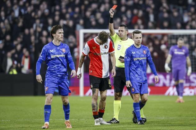 ROTTERDAM (l-r) Luciano Valente of Feyenoord receives a red card from referee Dennis Higler during the Dutch Eredivisie match between Feyenoord and FC Twente at Feyenoord Stadion de Kuip on December 21, 2025 in Rotterdam, Netherlands. ANP BAS CZERWINSKI Eredivisie 2025-2026 xVIxANPxSportx xxANPxIVx 545497386 originalFilename: 545497386