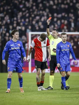 ROTTERDAM (l-r) Luciano Valente of Feyenoord receives a red card from referee Dennis Higler during the Dutch Eredivisie match between Feyenoord and FC Twente at Feyenoord Stadion de Kuip on December 21, 2025 in Rotterdam, Netherlands. ANP BAS CZERWINSKI Eredivisie 2025-2026 xVIxANPxSportx xxANPxIVx 545497402 originalFilename: 545497402