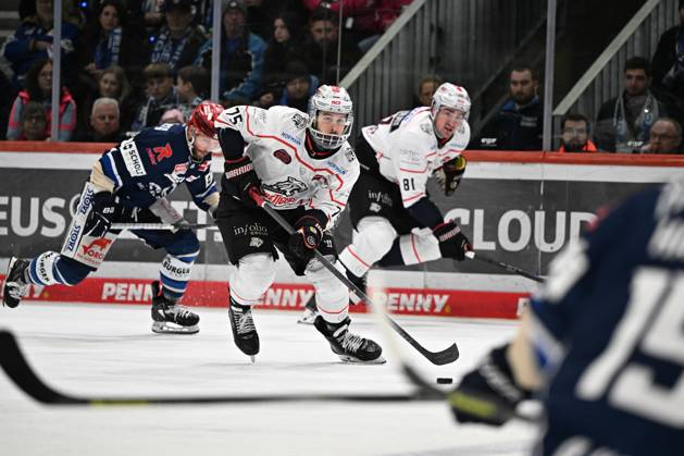 Samuel Dove-McFalls (Nuernberg Ice Tigers) Schwenninger Wild Wings gegen Nuernberg Ice Tigers DEL, Hauptrunde, Spieltag 30, Saison 2025 2026, 21.12.2025 Schwenninger Wild Wings gegen Nuernberg Ice Tigers, DEL, Hauptrunde, Spieltag 30, Saison 2025 2026, 21.12.2025 Schwenningen Copyright: xEibner-Pressefoto SvenxLaeglerx EP_SVL