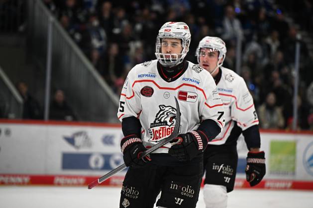Samuel Dove-McFalls (Nuernberg Ice Tigers) Schwenninger Wild Wings gegen Nuernberg Ice Tigers DEL, Hauptrunde, Spieltag 30, Saison 2025 2026, 21.12.2025 Schwenninger Wild Wings gegen Nuernberg Ice Tigers, DEL, Hauptrunde, Spieltag 30, Saison 2025 2026, 21.12.2025 Schwenningen Copyright: xEibner-Pressefoto SvenxLaeglerx EP_SVL