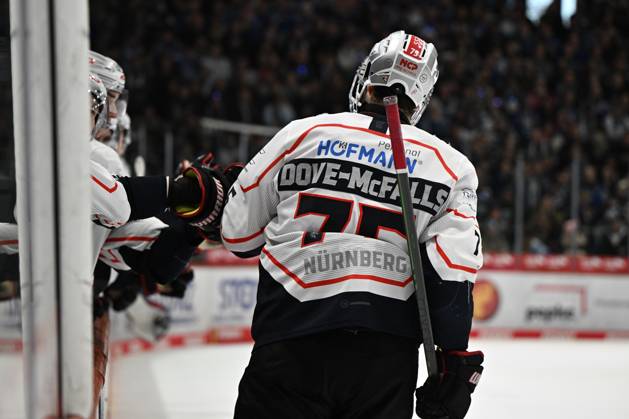 Samuel Dove-McFalls (Nuernberg Ice Tigers) Schwenninger Wild Wings gegen Nuernberg Ice Tigers DEL, Hauptrunde, Spieltag 30, Saison 2025 2026, 21.12.2025 Schwenninger Wild Wings gegen Nuernberg Ice Tigers, DEL, Hauptrunde, Spieltag 30, Saison 2025 2026, 21.12.2025 Schwenningen Copyright: xEibner-Pressefoto SvenxLaeglerx EP_SVL
