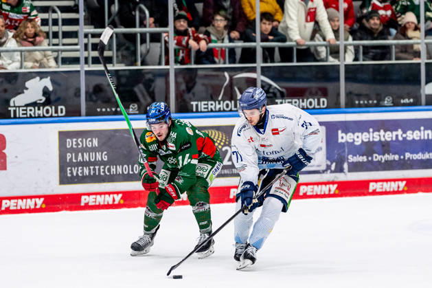 Kampf um den Puck Zweikampf zwischen Donald D.J. Busdeker (Augsburger Panther, 14) und Nick Halloran (Straubing Tigers, 71) GER, Augsburger Panther vs. Straubing Tigers, Eishockey, DEL, 30. Spieltag, Saison 2025 2026, 21.12.2025. GER, Augsburger Panther vs. Straubing Tigers, Eishockey, DEL, 30. Spieltag, Saison 2025 2026, 21.12.2025. Augsburg Copyright: xEibner-Pressefoto FranzxFeinerx EP_HFR