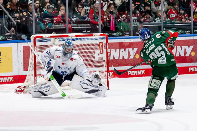 Alexander Blank (Augsburger Panther, 26) scheitert beim Penalty Shootout an Henrik Haukeland (Torwart, Straubing Tigers, 40) GER, Augsburger Panther vs. Straubing Tigers, Eishockey, DEL, 30. Spieltag, Saison 2025 2026, 21.12.2025. GER, Augsburger Panther vs. Straubing Tigers, Eishockey, DEL, 30. Spieltag, Saison 2025 2026, 21.12.2025. Augsburg Copyright: xEibner-Pressefoto FranzxFeinerx EP_HFR