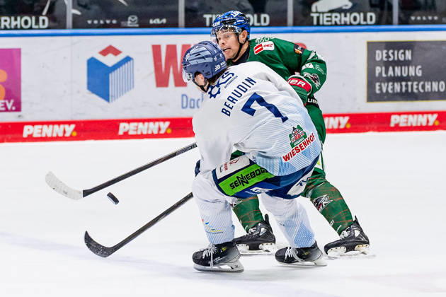 Kampf um den Puck Zweikampf zwischen Nicolas Beaudin (Straubing Tigers, 7) und Madison Bowey (Augsburger Panther, 22) GER, Augsburger Panther vs. Straubing Tigers, Eishockey, DEL, 30. Spieltag, Saison 2025 2026, 21.12.2025. GER, Augsburger Panther vs. Straubing Tigers, Eishockey, DEL, 30. Spieltag, Saison 2025 2026, 21.12.2025. Augsburg Copyright: xEibner-Pressefoto FranzxFeinerx EP_HFR