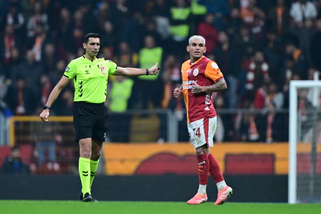 Galatasaray v Kasimpasa - Turkish Super Lig ISTANBUL, TURKIYE - DECEMBER 21: The referee Alper Akarsu shows the yellow card to Lucas Torreira (34) of Galatasaray during Turkish Super Lig week 17 football match between Galatasaray and Kasimpasa at the RAMS Park in Istanbul, Turkiye on December 21, 2025. Abdulhamid Hosbas Anadolu Istanbul Turkey. Editorial use only. Please get in touch for any other usage. Copyright: x2025xAnadoluxAbdulhamidxHosbasx