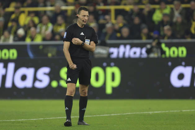 Schiedsrichter Sven Jablonski schaut waehrend des spiels der Bundesliga zwischen Borussia Dortmund und Borussia Mönchengladbach, Signal Iduna Park am 19. December 2025 in Dortmund, Deutschland. (Foto von Oliver Kaelke DeFodi Images) +++ Schiedsrichter Sven Jablonski looks on during the Bundesliga match between Borussia Dortmund and Borussia Mönchengladbach at Signal Iduna Park on December 19, 2025 in Dortmund, Germany. (Photo by Oliver Kaelke DeFodi Images) DFL regulations prohibit any use of photographs as image sequences and or quasi-video. (Photo by Oliver Kaelke DeFodi Images) -