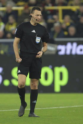 Schiedsrichter Sven Jablonski schaut waehrend des spiels der Bundesliga zwischen Borussia Dortmund und Borussia Mönchengladbach, Signal Iduna Park am 19. December 2025 in Dortmund, Deutschland. (Foto von Oliver Kaelke DeFodi Images) +++ Schiedsrichter Sven Jablonski looks on during the Bundesliga match between Borussia Dortmund and Borussia Mönchengladbach at Signal Iduna Park on December 19, 2025 in Dortmund, Germany. (Photo by Oliver Kaelke DeFodi Images) DFL regulations prohibit any use of photographs as image sequences and or quasi-video. (Photo by Oliver Kaelke DeFodi Images) -