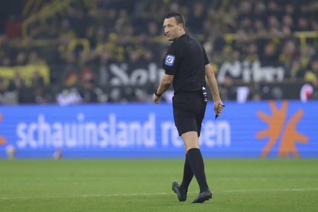 Schiedsrichter Sven Jablonski schaut waehrend des spiels der Bundesliga zwischen Borussia Dortmund und Borussia Mönchengladbach, Signal Iduna Park am 19. December 2025 in Dortmund, Deutschland. (Foto von Oliver Kaelke DeFodi Images) +++ Schiedsrichter Sven Jablonski looks on during the Bundesliga match between Borussia Dortmund and Borussia Mönchengladbach at Signal Iduna Park on December 19, 2025 in Dortmund, Germany. (Photo by Oliver Kaelke DeFodi Images) DFL regulations prohibit any use of photographs as image sequences and or quasi-video. (Photo by Oliver Kaelke DeFodi Images) -