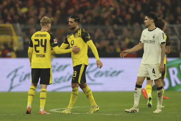 Daniel Svensson (Borussia Dortmund) und Emre Can (Borussia Dortmund) klatschen sich ab waehrend des spiels der Bundesliga zwischen Borussia Dortmund und Borussia Mönchengladbach, Signal Iduna Park am 19. December 2025 in Dortmund, Deutschland. (Foto von Oliver Kaelke DeFodi Images) +++ Daniel Svensson (Borussia Dortmund) und Emre Can (Borussia Dortmund) shake hands during the Bundesliga match between Borussia Dortmund and Borussia Mönchengladbach at Signal Iduna Park on December 19, 2025 in Dortmund, Germany. (Photo by Oliver Kaelke DeFodi Images) DFL regulations prohibit any use of photographs as image sequences and or quasi-video. (Photo by Oliver Kaelke DeFodi Images) -