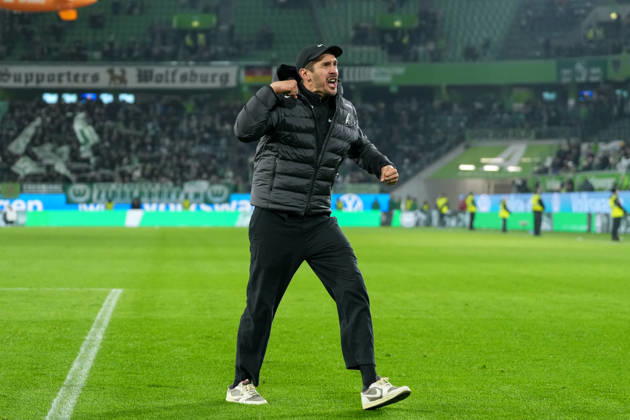 Julian Schuster (SC Freiburg, Trainer), Jubel, Emotionen nach dem Sieg , Deutschland, Fussball, 1. Bundesliga, 15.Spieltag, 2025 2026, VfL Wolfsburg vs. SC Freiburg, 20.12.2025, Volkswagen Arena, Wolfsburg, Deutschland DFL REGULATIONS PROHIBIT ANY USE OF PHOTOGRAPHS AS IMAGE SEQUENCES AND OR QUASI-VIDEO. Wolfsburg Volkswagen Arena Niedersachsen Deutschland Copyright: xArnexAmbergx