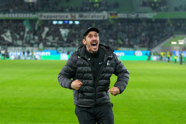 Julian Schuster (SC Freiburg, Trainer), Jubel, Emotionen nach dem Sieg , Deutschland, Fussball, 1. Bundesliga, 15.Spieltag, 2025 2026, VfL Wolfsburg vs. SC Freiburg, 20.12.2025, Volkswagen Arena, Wolfsburg, Deutschland DFL REGULATIONS PROHIBIT ANY USE OF PHOTOGRAPHS AS IMAGE SEQUENCES AND OR QUASI-VIDEO. Wolfsburg Volkswagen Arena Niedersachsen Deutschland Copyright: xArnexAmbergx