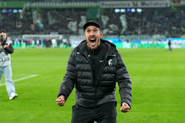 Julian Schuster (SC Freiburg, Trainer), Jubel, Emotionen nach dem Sieg , Deutschland, Fussball, 1. Bundesliga, 15.Spieltag, 2025 2026, VfL Wolfsburg vs. SC Freiburg, 20.12.2025, Volkswagen Arena, Wolfsburg, Deutschland DFL REGULATIONS PROHIBIT ANY USE OF PHOTOGRAPHS AS IMAGE SEQUENCES AND OR QUASI-VIDEO. Wolfsburg Volkswagen Arena Niedersachsen Deutschland Copyright: xArnexAmbergx