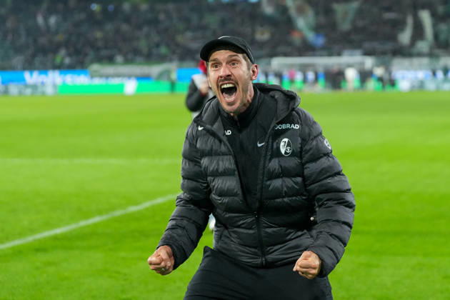 Julian Schuster (SC Freiburg, Trainer), Jubel, Emotionen nach dem Sieg , Deutschland, Fussball, 1. Bundesliga, 15.Spieltag, 2025 2026, VfL Wolfsburg vs. SC Freiburg, 20.12.2025, Volkswagen Arena, Wolfsburg, Deutschland DFL REGULATIONS PROHIBIT ANY USE OF PHOTOGRAPHS AS IMAGE SEQUENCES AND OR QUASI-VIDEO. Wolfsburg Volkswagen Arena Niedersachsen Deutschland Copyright: xArnexAmbergx