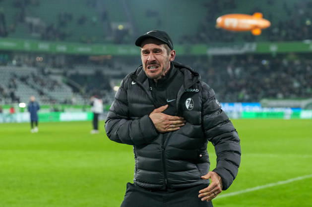 Julian Schuster (SC Freiburg, Trainer), Jubel, Emotionen nach dem Sieg , Deutschland, Fussball, 1. Bundesliga, 15.Spieltag, 2025 2026, VfL Wolfsburg vs. SC Freiburg, 20.12.2025, Volkswagen Arena, Wolfsburg, Deutschland DFL REGULATIONS PROHIBIT ANY USE OF PHOTOGRAPHS AS IMAGE SEQUENCES AND OR QUASI-VIDEO. Wolfsburg Volkswagen Arena Niedersachsen Deutschland Copyright: xArnexAmbergx