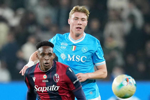 Napoli™s Rasmus Hojlund fights for the ball with Bologna s Jhon Lucumi during the EA Sports FC italian Supercup 2025 2026 semifinal match between Napoli and Bologna at Al-Awwal Park Stadium in Riyadh, Saudi Arabia - Soccer - Monday , December 22, 2025 Copyright: xSpada LaPressex