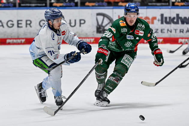 Kampf um den Puck Zweikampf zwischen Nick Halloran (Straubing Tigers, 71) und Cody Kunyk (Augsburger Panther, 20) GER, Augsburger Panther vs. Straubing Tigers, Eishockey, DEL, 30. Spieltag, Saison 2025 2026, 21.12.2025. GER, Augsburger Panther vs. Straubing Tigers, Eishockey, DEL, 30. Spieltag, Saison 2025 2026, 21.12.2025. Augsburg Copyright: xEibner-Pressefoto HeikexFeinerx EP_HFR