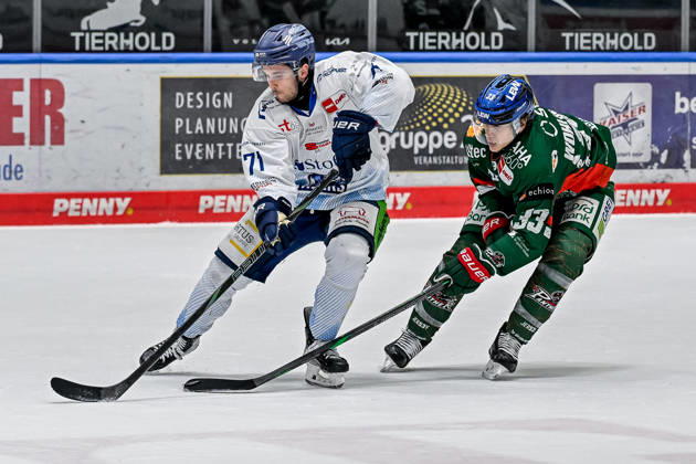 Kampf um den Puck Zweikampf zwischen Nick Halloran (Straubing Tigers, 71) und Tim Wohlgemuth (Augsburger Panther, 33) GER, Augsburger Panther vs. Straubing Tigers, Eishockey, DEL, 30. Spieltag, Saison 2025 2026, 21.12.2025. GER, Augsburger Panther vs. Straubing Tigers, Eishockey, DEL, 30. Spieltag, Saison 2025 2026, 21.12.2025. Augsburg Copyright: xEibner-Pressefoto HeikexFeinerx EP_HFR