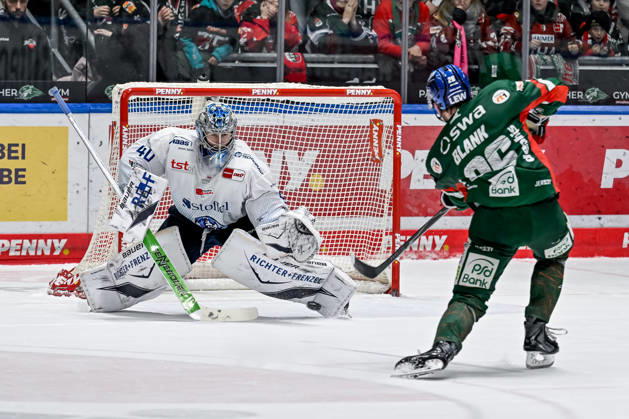 Alexander Blank (Augsburger Panther, 26) scheitert beim Penalty Shootout an Henrik Haukeland (Torwart, Straubing Tigers, 40) GER, Augsburger Panther vs. Straubing Tigers, Eishockey, DEL, 30. Spieltag, Saison 2025 2026, 21.12.2025. GER, Augsburger Panther vs. Straubing Tigers, Eishockey, DEL, 30. Spieltag, Saison 2025 2026, 21.12.2025. Augsburg Copyright: xEibner-Pressefoto HeikexFeinerx EP_HFR