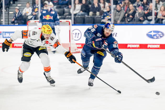 Kampf um den Puck Zweikampf zwischen Daniel Pfaffengut (Loewen Frankfurt, 77) und Fabio Wagner (EHC Red Bull Muenchen, 55) GER, EHC Red Bull Muenchen vs. Loewen Frankfurt, Eishockey, DEL, 32. Spieltag, Saison 2025 2026, 26.12.2025. GER, EHC Red Bull Muenchen vs. Loewen Frankfurt, Eishockey, DEL, 32. Spieltag, Saison 2025 2026, 26.12.2025. Muenchen Copyright: xEibner-Pressefoto HeikexFeinerx EP_HFR