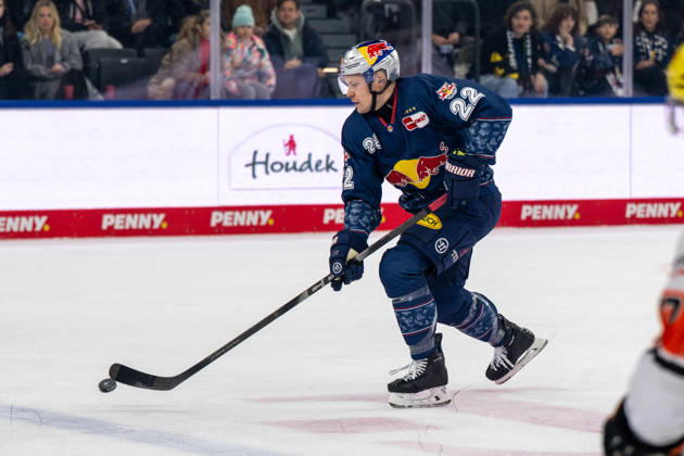 Ville Pokka 22 (EHC Red Bull Muenchen), EHC Red Bull Muenchen vs. Loewen Frankfurt, PENNY DEL, Hauptrunde, 32. Spieltag, 26.12.2025 Muenchen Bayern Deutschland