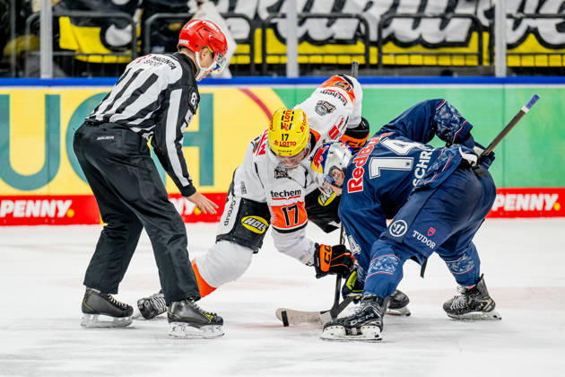 Linesperson David Tschirner fuehrt ein Bully Faceoff aus zwischen Carter Rowney (Loewen Frankfurt, 17) und Vadim Schreiner (EHC Red Bull Muenchen, 14) GER, EHC Red Bull Muenchen vs. Loewen Frankfurt, Eishockey, DEL, 32. Spieltag, Saison 2025 2026, 26.12.2025. GER, EHC Red Bull Muenchen vs. Loewen Frankfurt, Eishockey, DEL, 32. Spieltag, Saison 2025 2026, 26.12.2025. Muenchen Copyright: xEibner-Pressefoto HeikexFeinerx EP_HFR