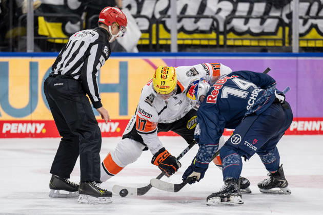 Linesperson David Tschirner fuehrt ein Bully Faceoff aus zwischen Carter Rowney (Loewen Frankfurt, 17) und Vadim Schreiner (EHC Red Bull Muenchen, 14) GER, EHC Red Bull Muenchen vs. Loewen Frankfurt, Eishockey, DEL, 32. Spieltag, Saison 2025 2026, 26.12.2025. GER, EHC Red Bull Muenchen vs. Loewen Frankfurt, Eishockey, DEL, 32. Spieltag, Saison 2025 2026, 26.12.2025. Muenchen Copyright: xEibner-Pressefoto HeikexFeinerx EP_HFR