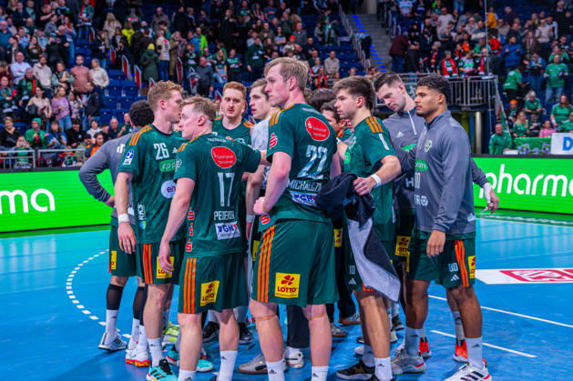 August Pedersen (TSV Hannover-Burgdorf, Nr. 17) Marian Michalczik (TSV Hannover-Burgdorf, Nr. 22) Renars Uscins (TSV Hannover-Burgdorf, Nr. 10) (v.l.), TSV Hannover-Burgdorf (grün) gegen GWD Minden (weiß) am 19. Spieltag der Saison 2025 2026 in der DAIKIN Handball-Bundesliga (27.12.2025, ZAG Arena (Hannover, GER), Copyright: xJanxGuentherx xTSVxHannover-Burgdorfx