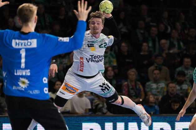 Erik PERSSON (FRISCH AUF! Goeppingen, 22) erzielt ein Tor, Aktion, Torwurf GER, Fuechse Berlin vs. FRISCH AUF! Goeppingen, Handball, Bundesliga, 19. Spieltag, Spielzeit 2025 2026, 27.12.2025, GER, Fuechse Berlin vs. FRISCH AUF! Goeppingen, Handball, Bundesliga, 19. Spieltag, Spielzeit 2025 2026, 27.12.2025, Berlin Copyright: xEibnerxPressefoto OliverxSchmidtx EP_OST