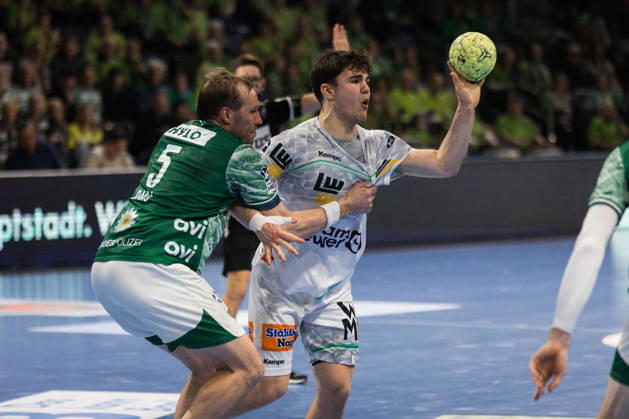 Elias NEWEL (FRISCH AUF! Goeppingen, 40) im Zweikampf gegen Max DARJ (Fuechse Berlin, 05) GER, Fuechse Berlin vs. FRISCH AUF! Goeppingen, Handball, Bundesliga, 19. Spieltag, Spielzeit 2025 2026, 27.12.2025, GER, Fuechse Berlin vs. FRISCH AUF! Goeppingen, Handball, Bundesliga, 19. Spieltag, Spielzeit 2025 2026, 27.12.2025, Berlin Copyright: xEibnerxPressefoto OliverxSchmidtx EP_OST