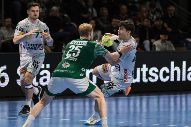 Elias NEWEL (FRISCH AUF! Goeppingen, 40) im Zweikampf gegen Matthes LANGHOFF (Fuechse Berlin, 25) GER, Fuechse Berlin vs. FRISCH AUF! Goeppingen, Handball, Bundesliga, 19. Spieltag, Spielzeit 2025 2026, 27.12.2025, GER, Fuechse Berlin vs. FRISCH AUF! Goeppingen, Handball, Bundesliga, 19. Spieltag, Spielzeit 2025 2026, 27.12.2025, Berlin Copyright: xEibnerxPressefoto OliverxSchmidtx EP_OST